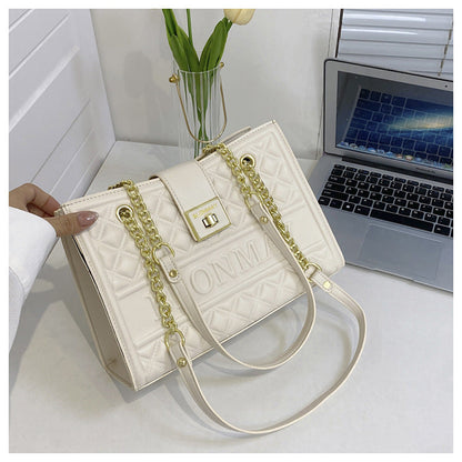 Diamond-embossed chain shoulder bag for women